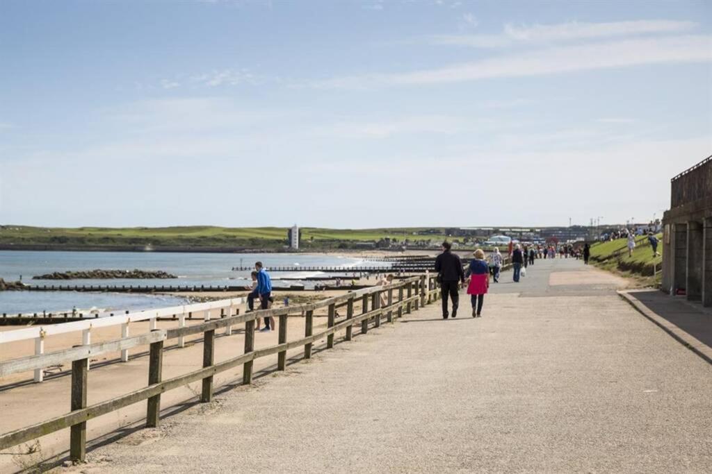 Lovely 2 Bed Apartment Close To Aberdeen Beach! エクステリア 写真